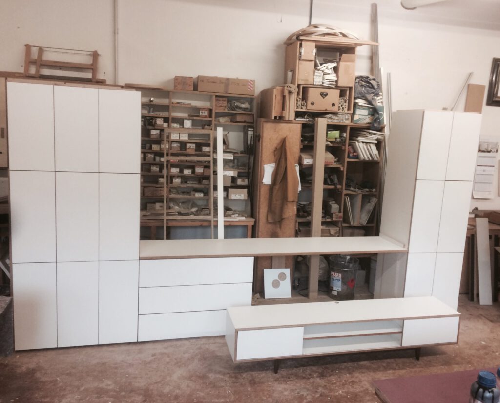 Wandschrank mit Tisch