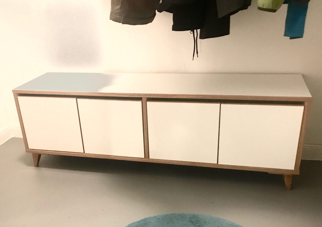 Schuhbank Scott 140, vier Türen, weiß mit Eiche-Kanten