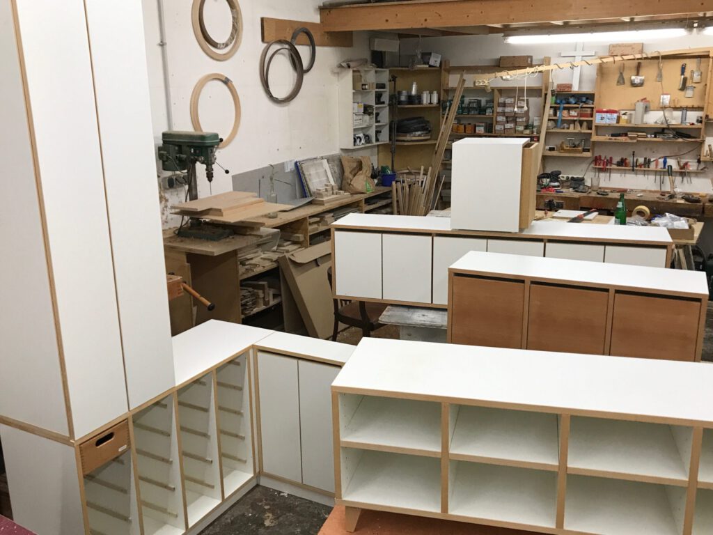 Schuhbänke in der Werkstatt