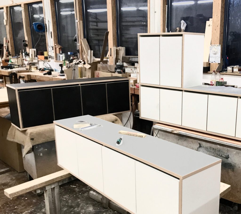 Schuhbank Scott wird in der Tischlerei gebaut