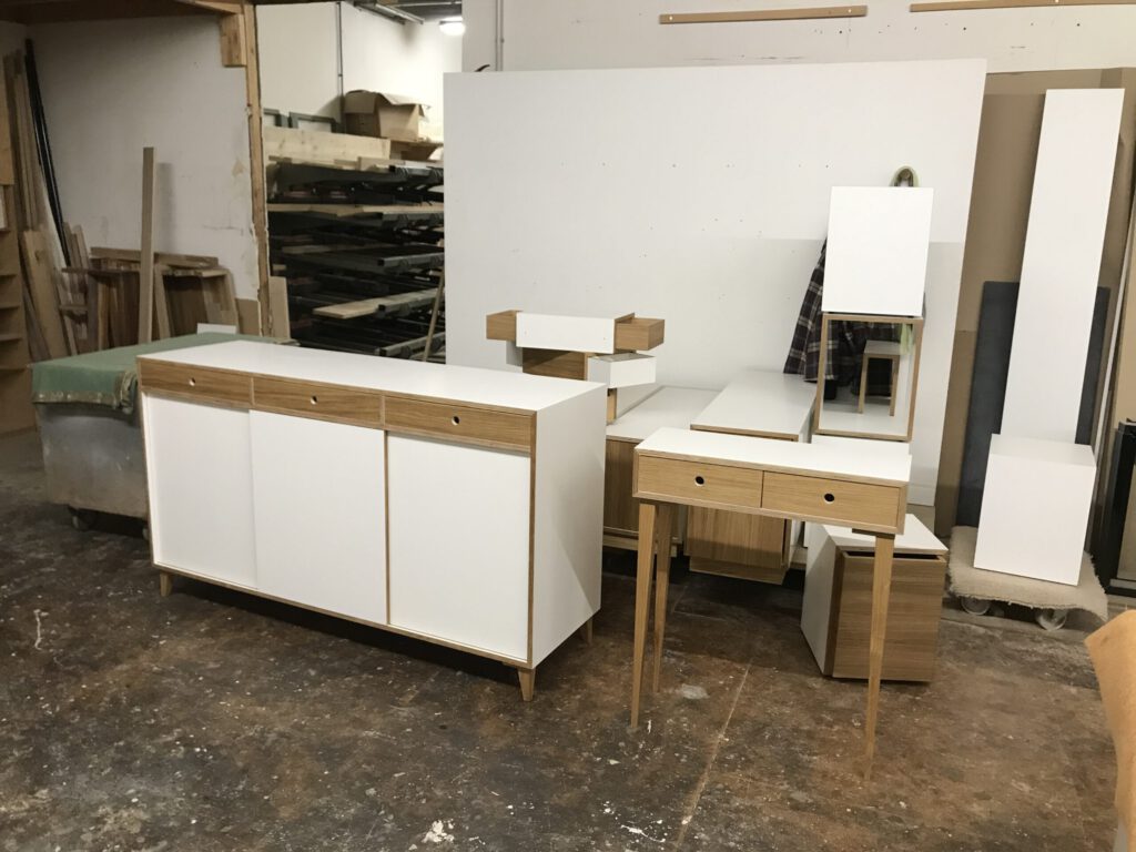 Sideboard Scott mit weißen Schiebetüren