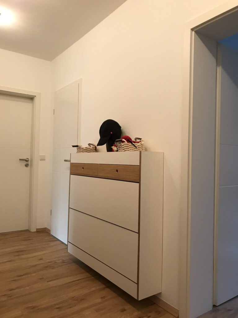 Schuhkippe Mortimer im Flur