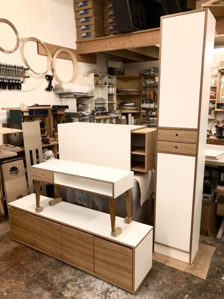 Schuhbank Scott mit weiteren Möbeln in der Werkstatt