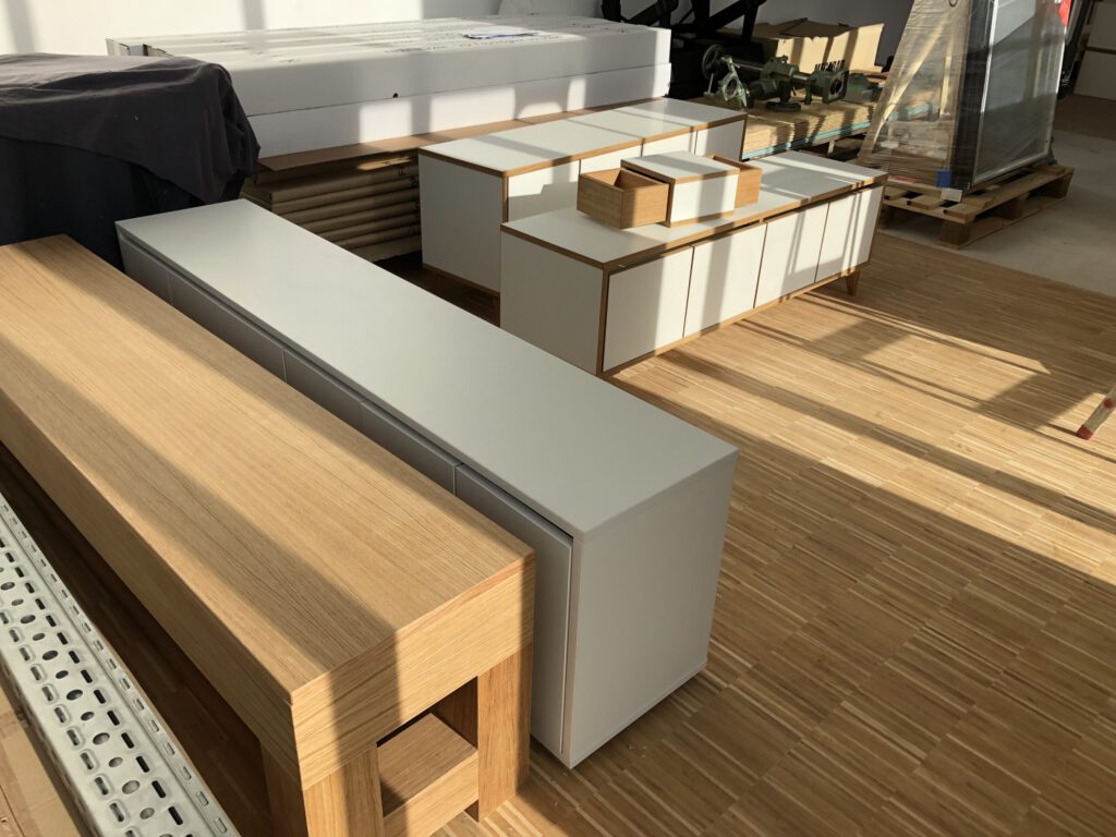 Schuhbank Scott mit weiteren Möbeln in der Werkstatt