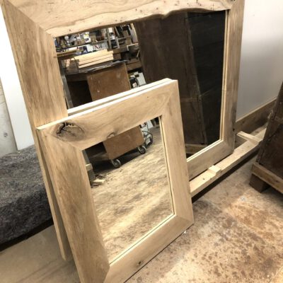 Spiegel mit Holzrahmen