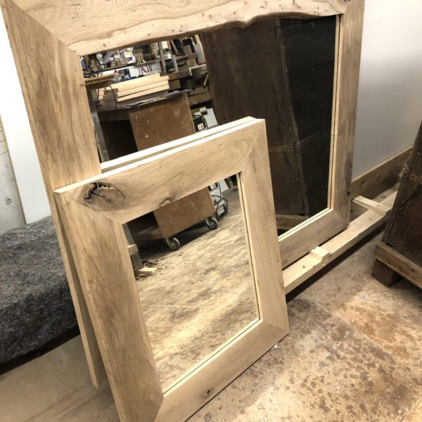 Spiegel mit Holzrahmen