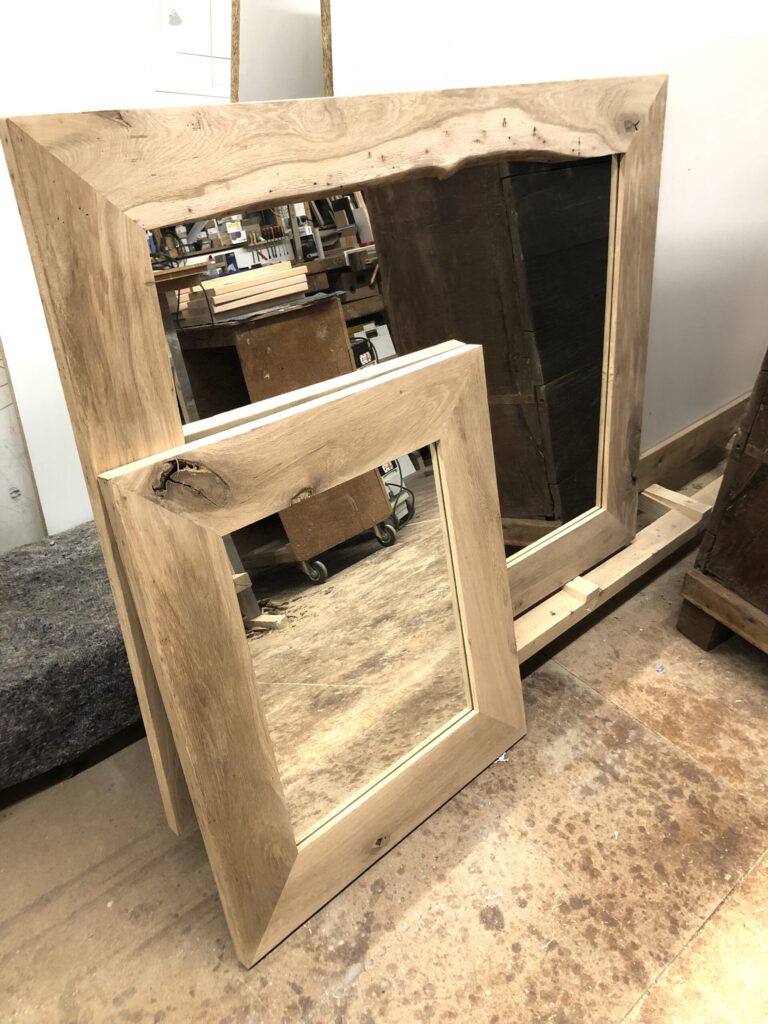 Spiegel mit Holzrahmen