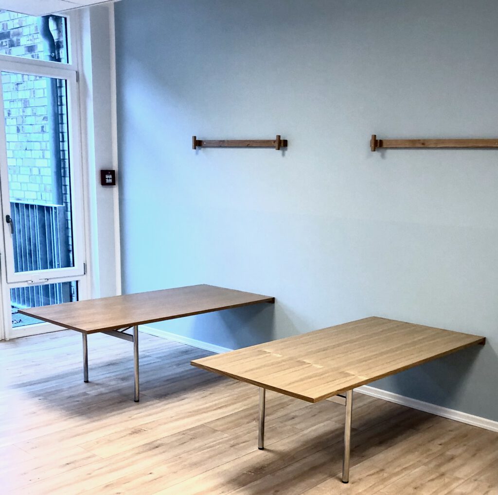 Kita-Klapptisch aus Holz mit Metallbeinen