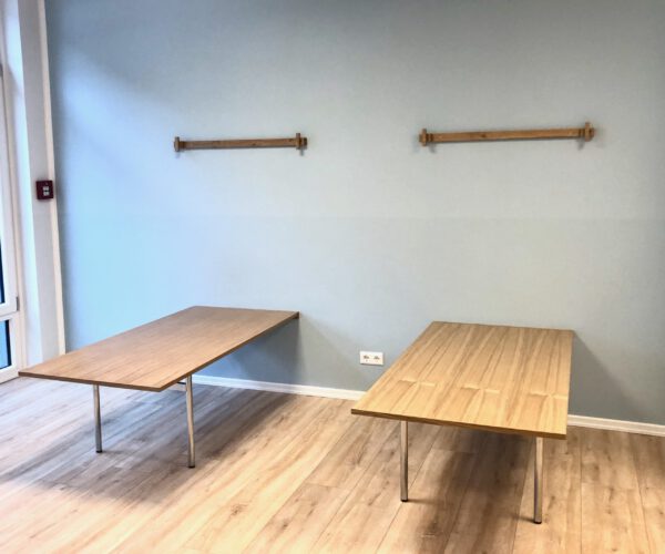 Kita-Klapptisch, ausgeklappt, Holz mit Metallbeinen